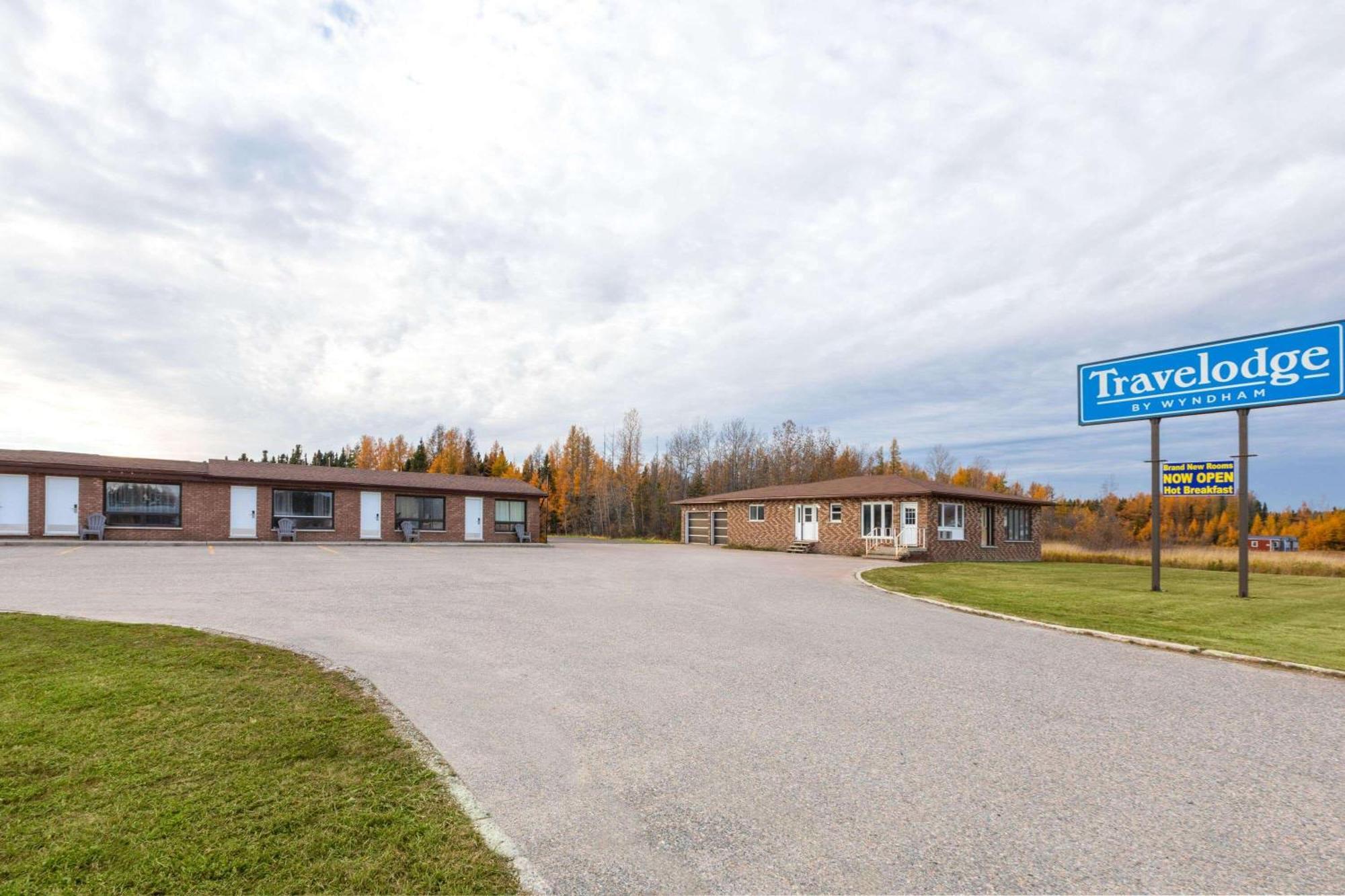 Travelodge By Wyndham Cochrane Exterior foto